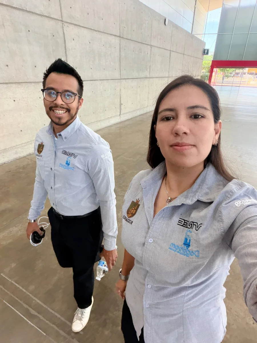 Carlos Parra y Carolina Álvarez, fundadores de Ródano, con camisas bordadas con el escudo de la marca