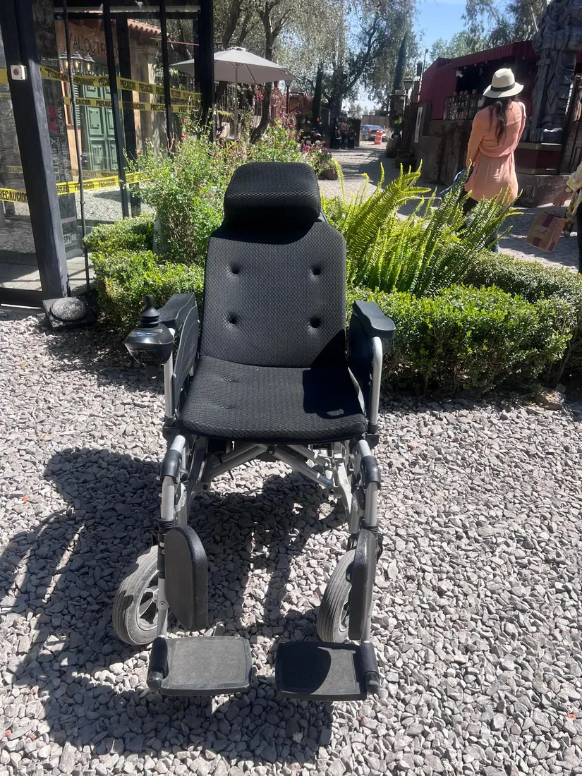 Silla eléctrica de frente sobre grava en un jardín de Val'Quirico
