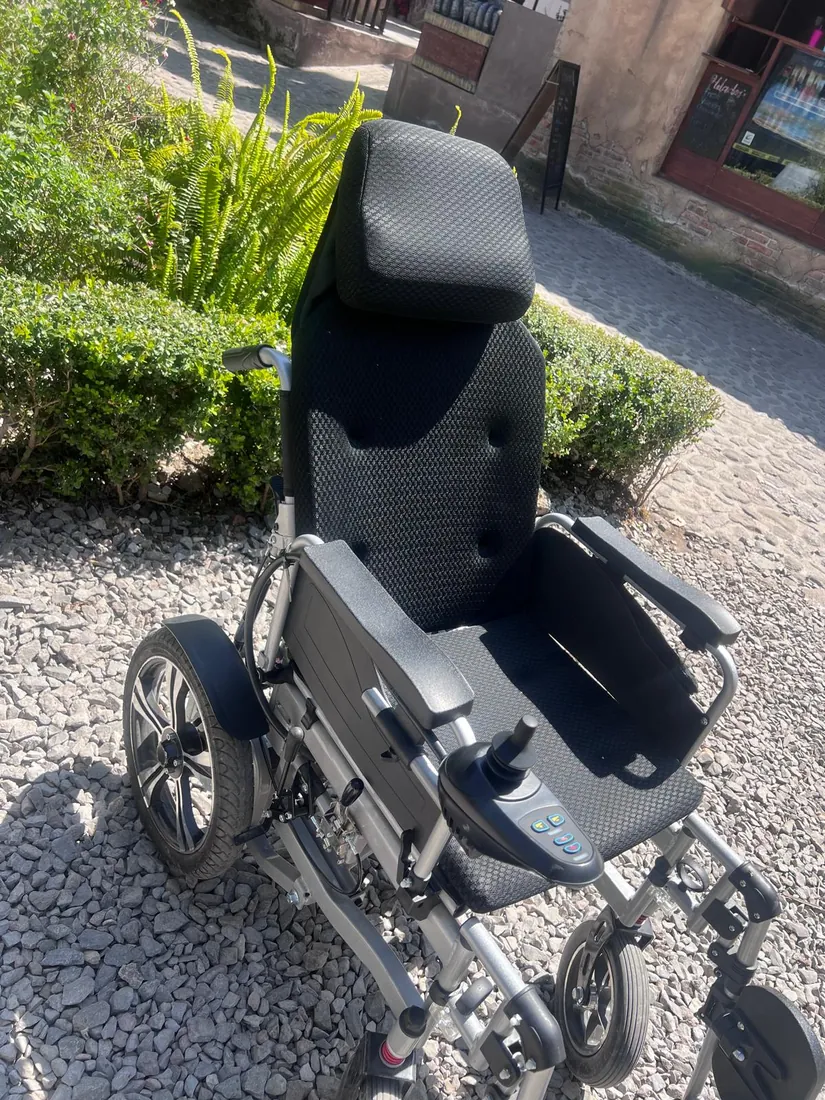 Silla eléctrica reclinable con elevapiernas, sobre grava
