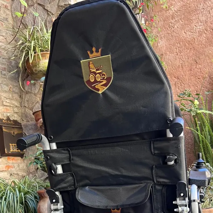 Respaldo de la silla con el escudo de Ródano bordado